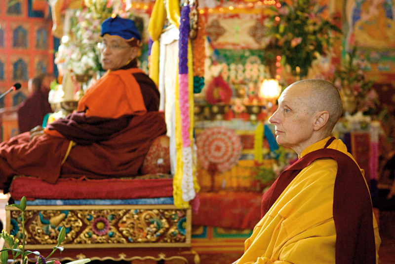 Tenzin ao lado de sua santidade Gualwang Drukpa, que a concedeu o título de Jetsunma