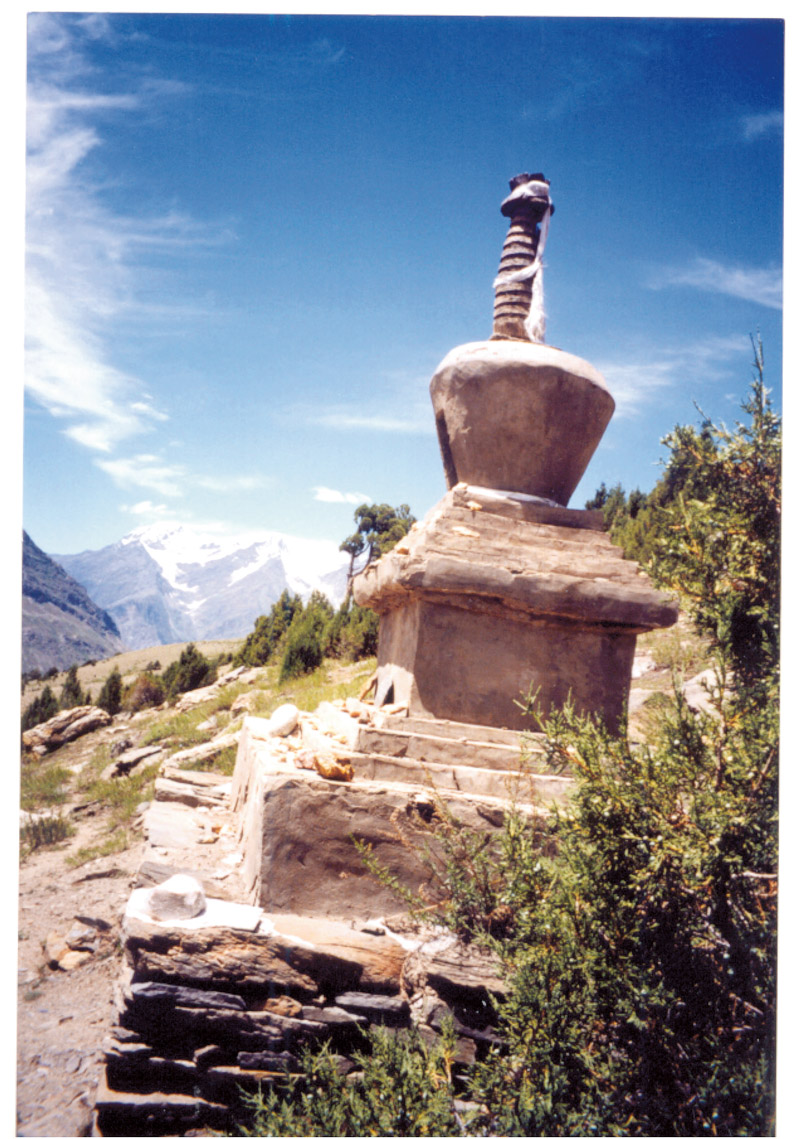 A estupa, relicário budista, foi construída por Tenzin durante o tempo em que viveu no Himalaia