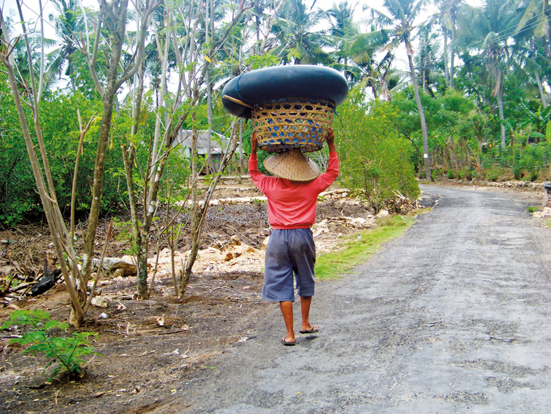 Morador de vilarejo em Nusa Lembongan