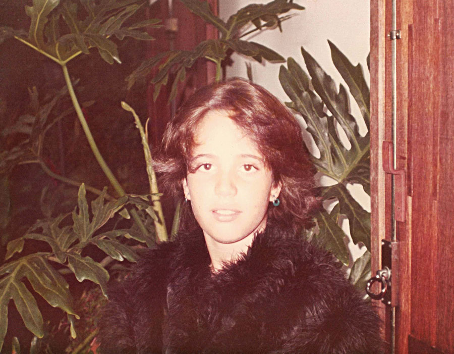 Perua assumida desde adolescente: brincando de se vestir com as roupas glamorosas da mãe, em 1988
