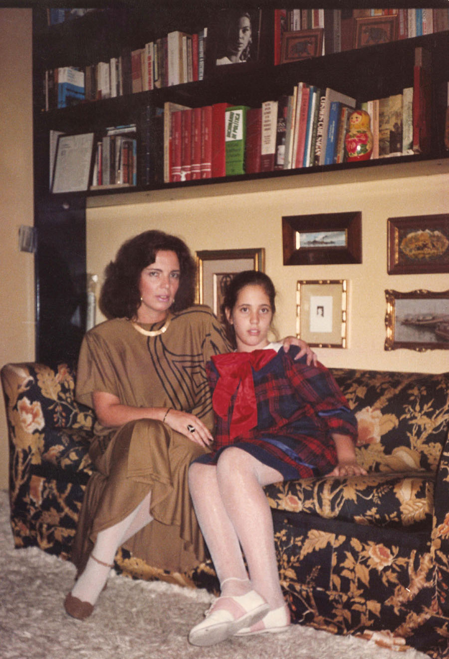 Aos 10 anos, com a mãe e psicanalista, Junia, em uma das bibliotecas da casa
