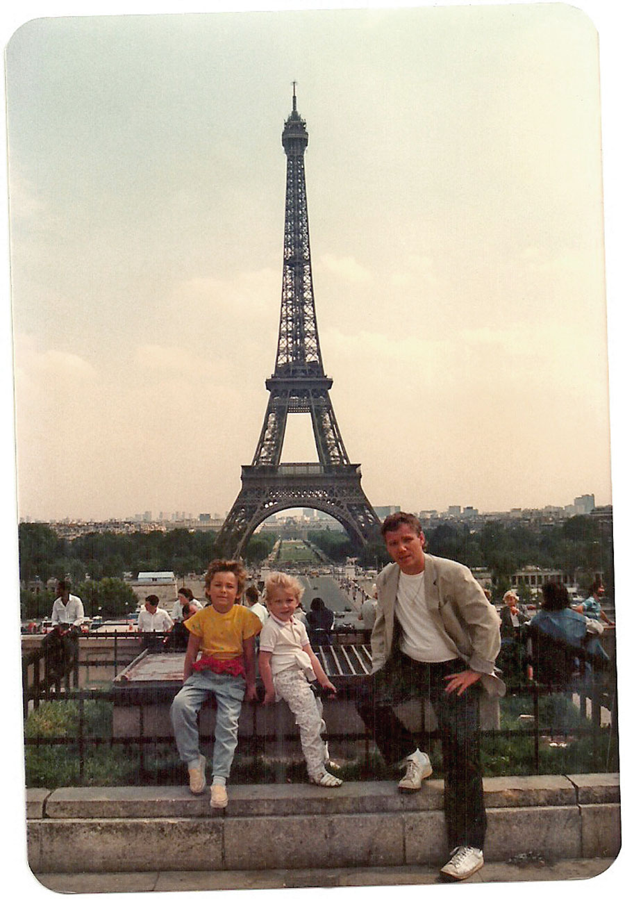 Em Paris, com o pai e o irmão, Thomas, em 1987