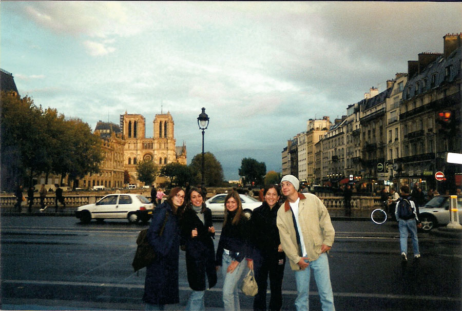 Em Paris com amigos, em 2002