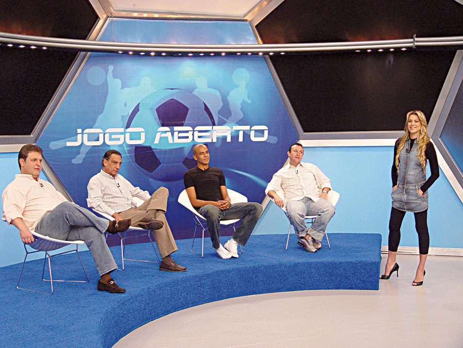 No comando do 'Jogo Aberto', mediando o papo entre os comentaristas e Alex Silva, do São Paulo
