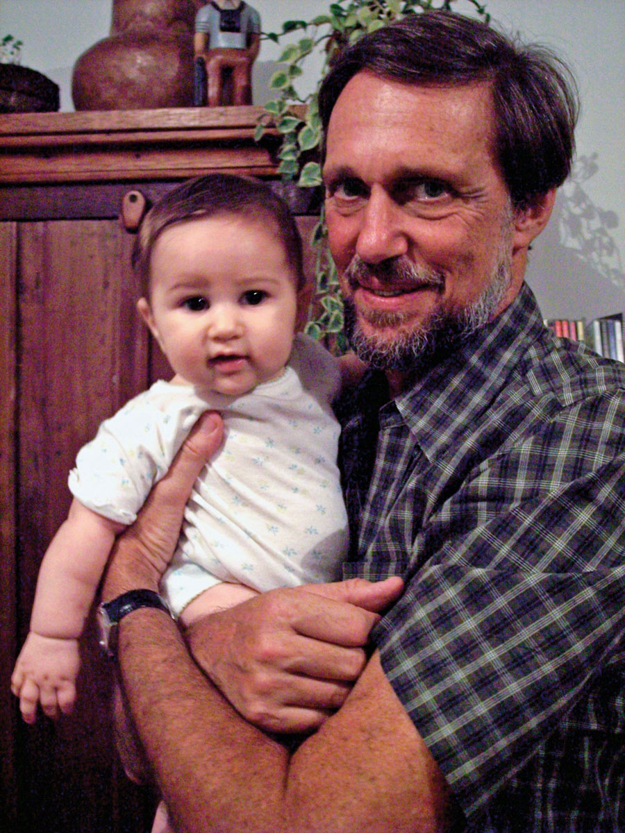 Jorge Bodanzky, pai de Laís, com a neta Mariá, que hoje tem 5 anos