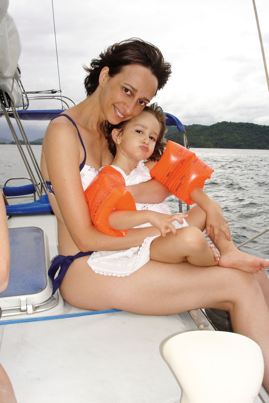 Com Mariá, que hoje tem 5 anos, no barco do pai, em Angra dos Reis