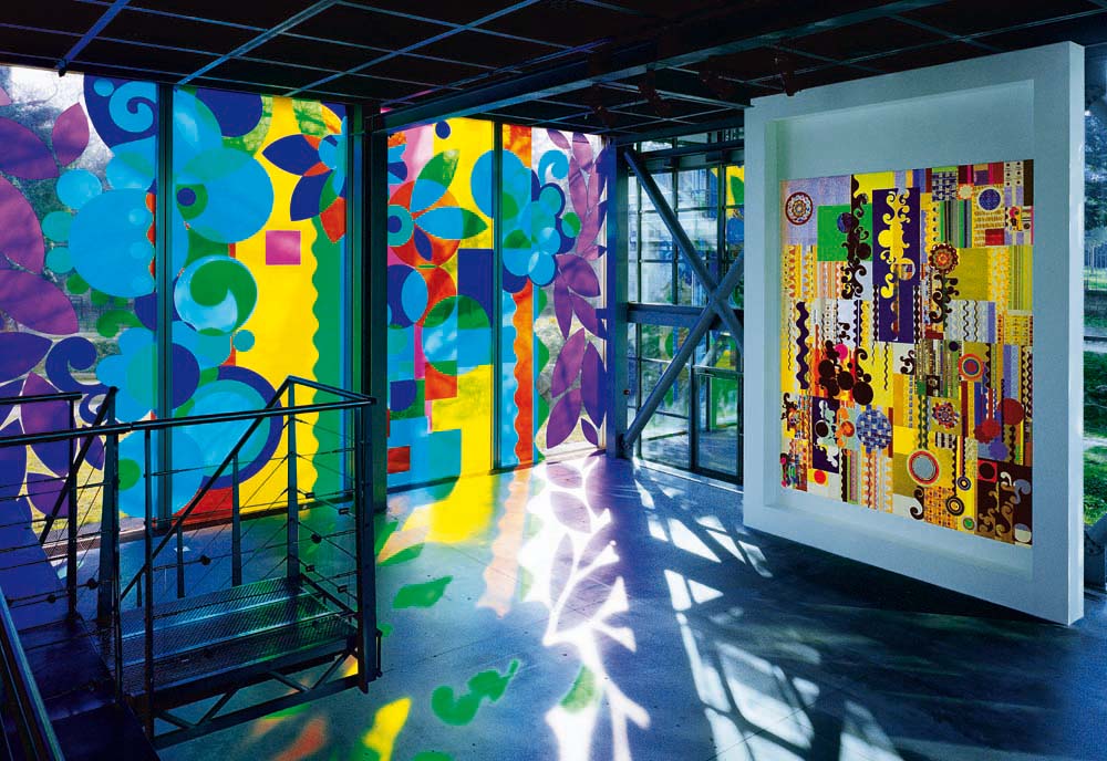 Instalação com vitrais e telas que criou para a Fundação Cartier, em Paris, em 2011