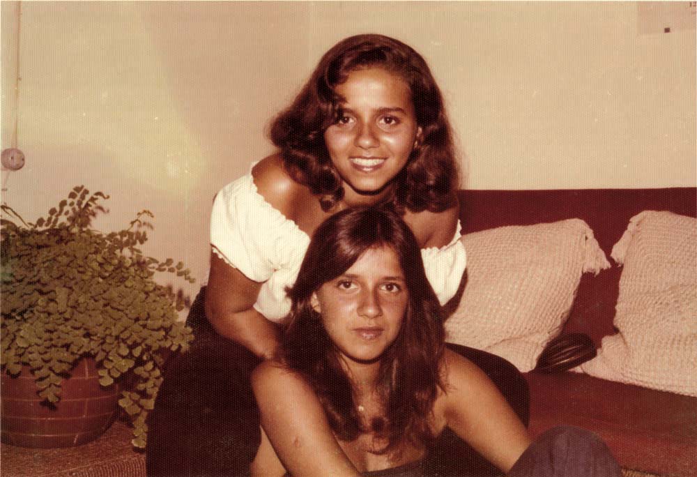Adolescente, com a irmã Marcia, que hoje comanda uma companhia de dança