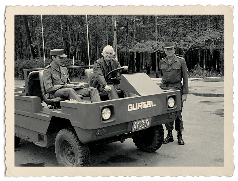 Ao lado, Gurgel sorri em um dos 40 jipes X25 encomendados pelo exército brasileiro