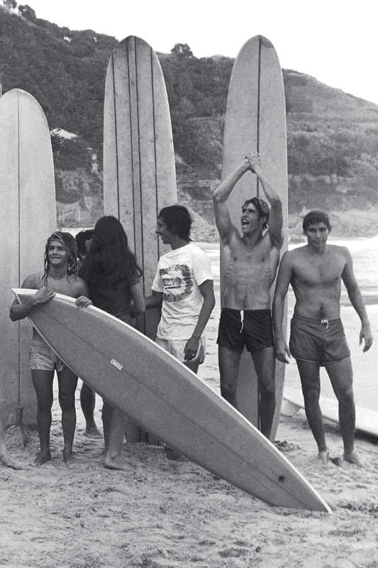 Jeferson, Rico de Souza, Daniel Sabá e Bento na praia do hotel Sheraton, para onde remaram depois de participar do 1º Campeonato Internacional de Surf, em 1975, em Ipanema