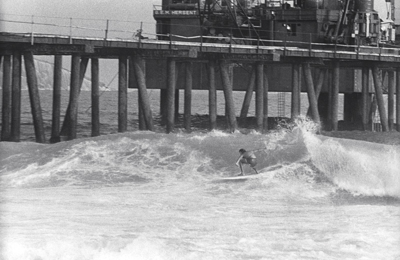 Em 1973, surfista encara as ondas que se formavam no Píer de Ipanema por causa do novo fundo de areia surgido com a construção de um emissário submarino