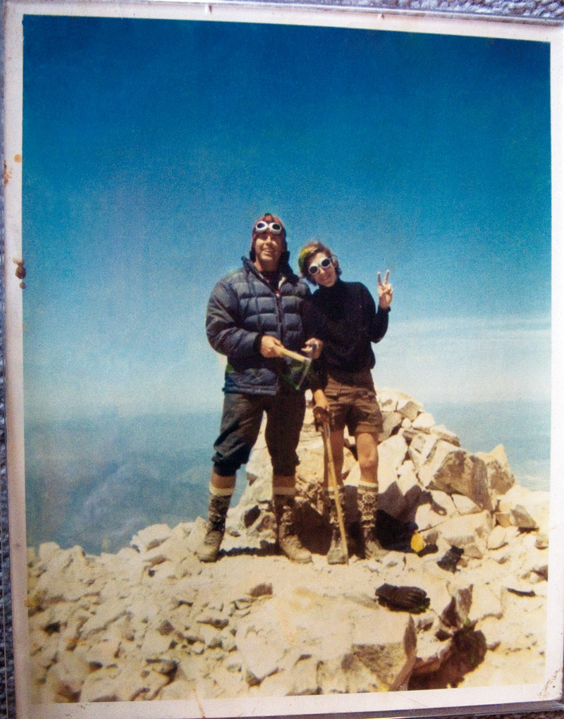 Com seu filho, no topo do monte Shasta na Califórnia