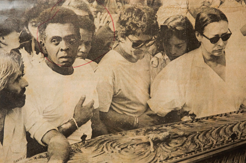 No ombro de Gilberto Gil durante o enterro de seu filho, Pedro Gil