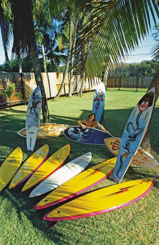 O australiano Mark Richards, quatro vezes campeão mundial de surf, posa ao lado das Lightning Bolt que tanto usou