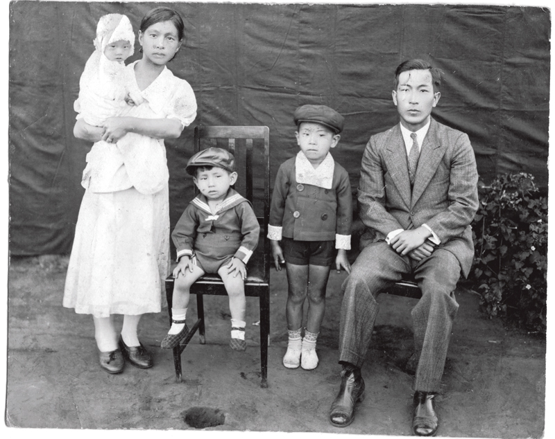 De pé ao lado do pai Taro Shimada, a mãe Ayako e os irmãos