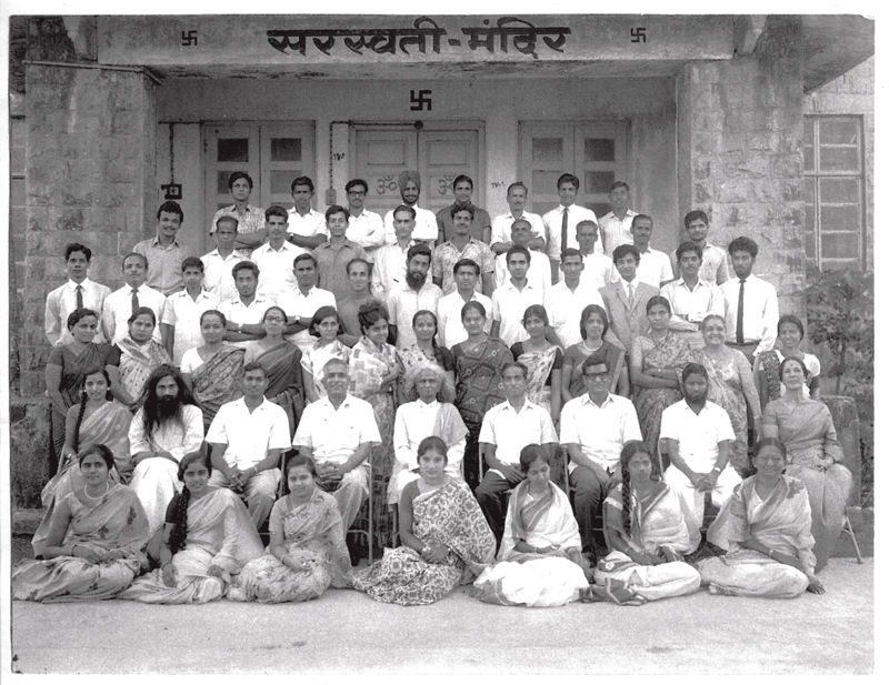Membros do centro Kaivalyadhama em 1966, antes da filiação de Shotaro