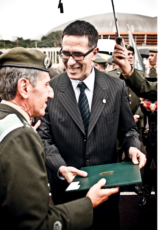 Recebendo o diploma das mãos do general Antonio Gabriel Esper