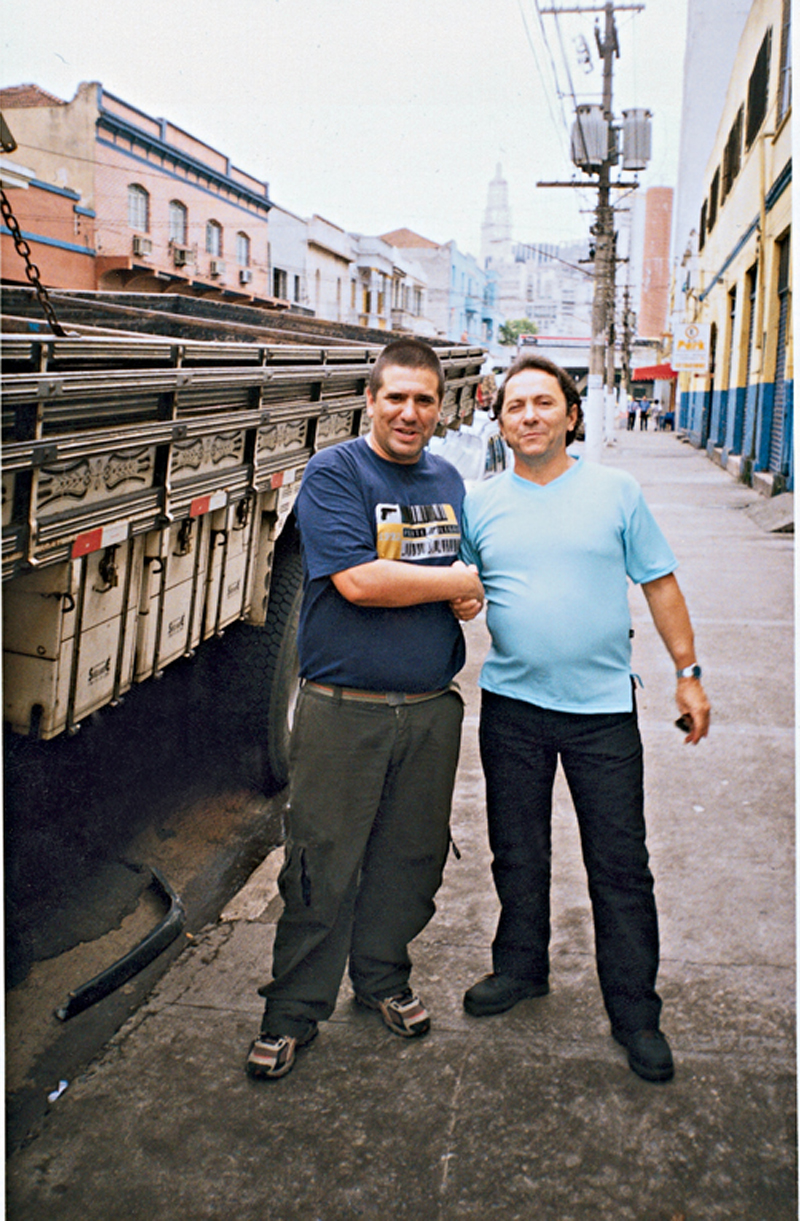 Ao lado do escritor Alessandro Buso, perto do Mercado Municipal