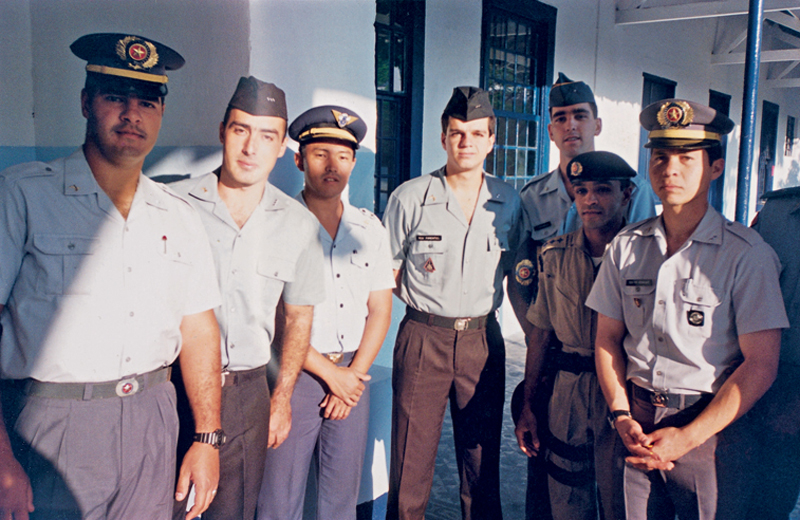 Pimentel (ao centro) e colegas na formatura do curso de ações táticas da PM paulista, em 1994