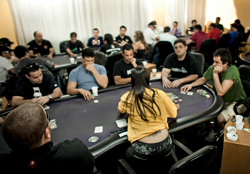 No hotel em que rolam os campeonatos, o pessoal entra madrugada adentro nas mesas de Texas Hold’em