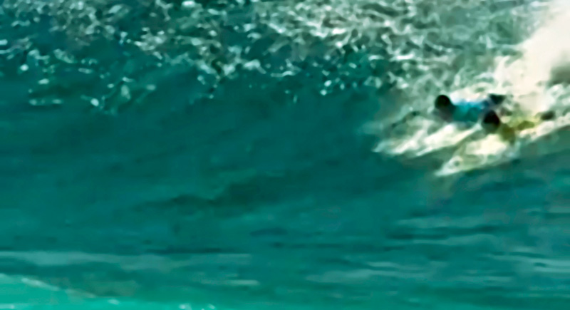 No Pipe Masters de 2007, Sunny (azul) não respeita a preferência de Neco (amarelo), os dois se embolam, o havaiano ameaça o brasileiro na água e parte para cima na areia
