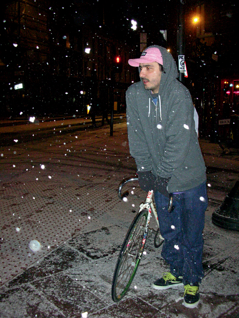 Felipe pegando neve à noite