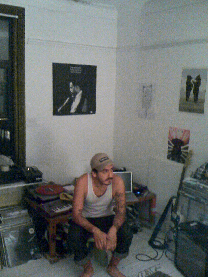 Felipe em seu quarto-estúdio, na casa que divide com mais três ingleses em Londres