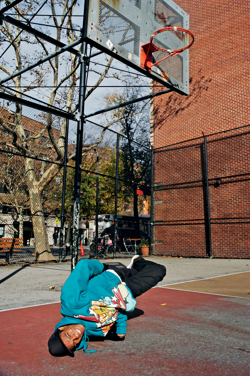 Neguin mostra sua elasticidade em uma quadra de basquete de Manhattan