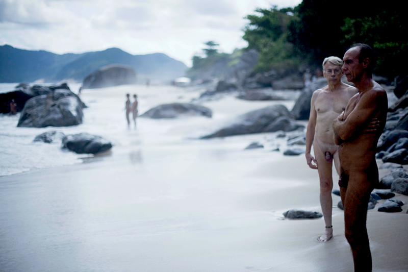 Paulo Pereira, que vivenciou o nascimento do naturismo brasileiro nos anos 50, e o amigo Pedro Ribeiro, na praia do Abricó (RJ)