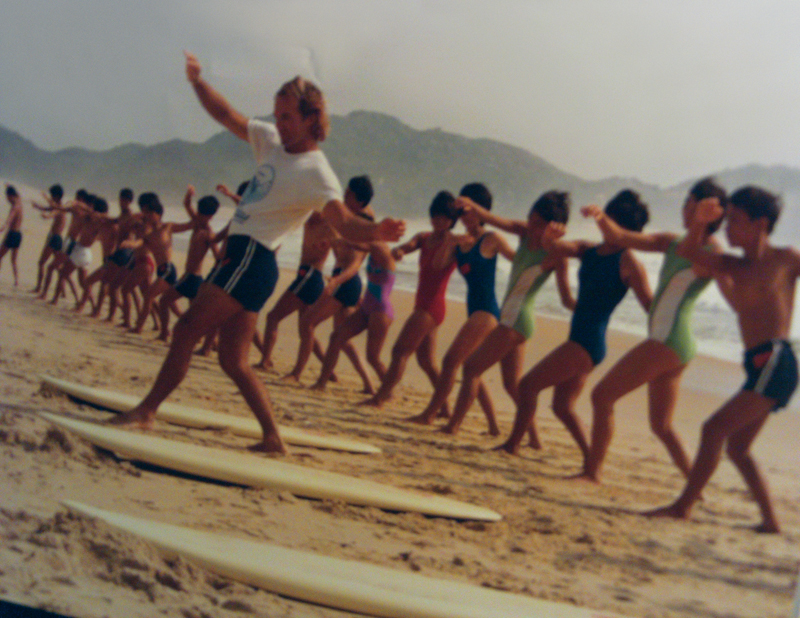 Peter dá aula de surf a alunos chineses em 1985