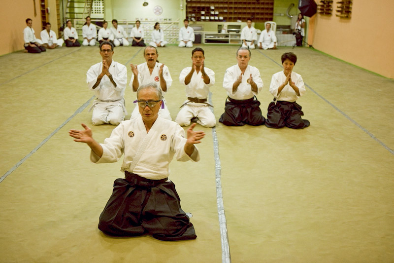 o mestre Nobuiko Maruyama orienta seus alunos, entre eles Arthur, Eduardo Araújo e mr. Scarpa