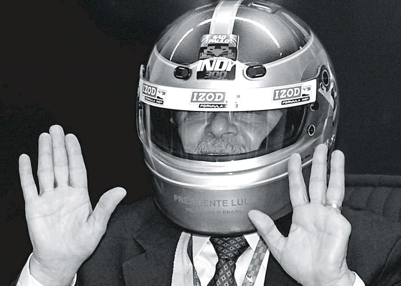 Lula mostra as mãos ao receber visita dos pilotos da Fórmula Indy