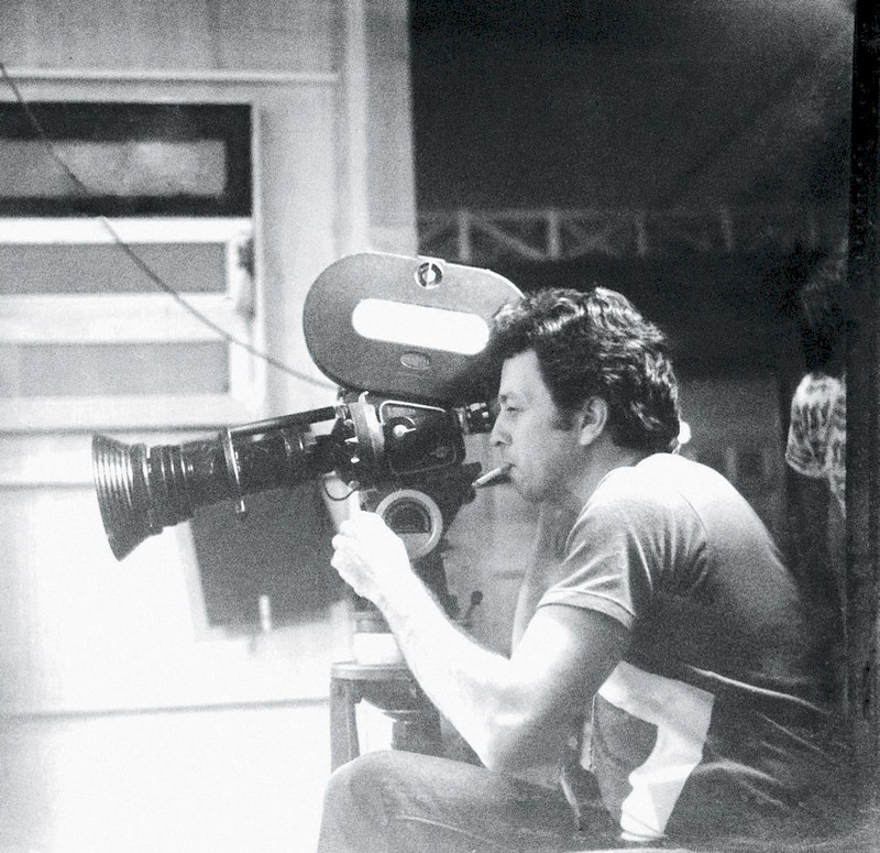 Dirigindo o filme O casal (1975), na primeira fase de sua carreira de cineasta