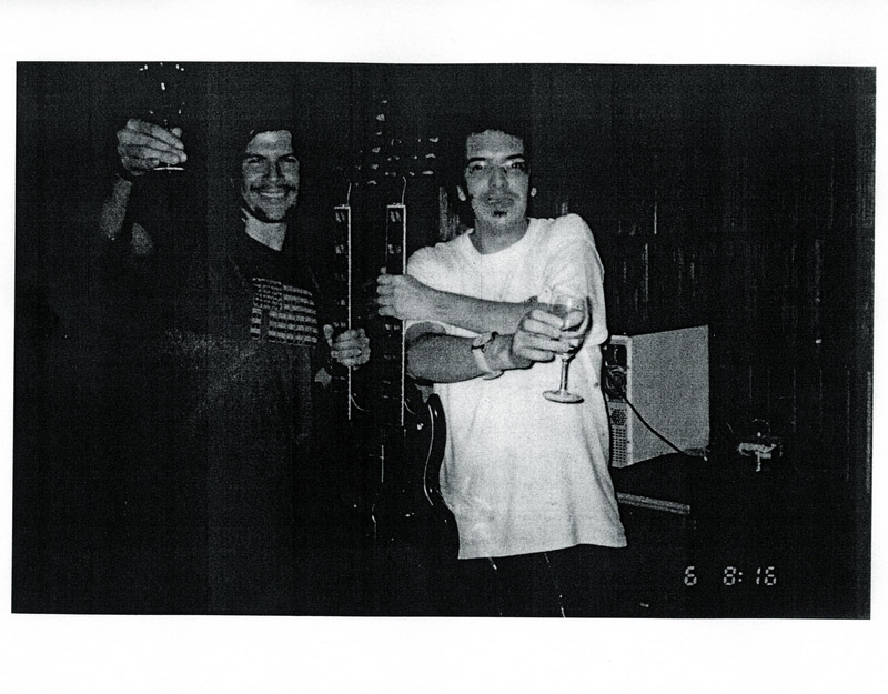 O quase RPM Tognolli com o amigo Paulo Ricardo segurando a guitarra de Jimmy Page