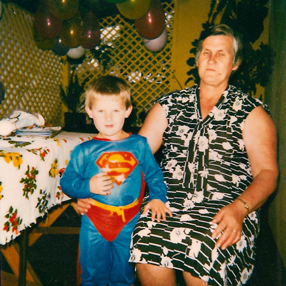 Com a avó, com roupa de Superman