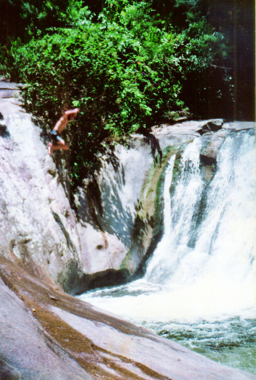 Salta em uma cachoeira, em raro momento de adrenalina