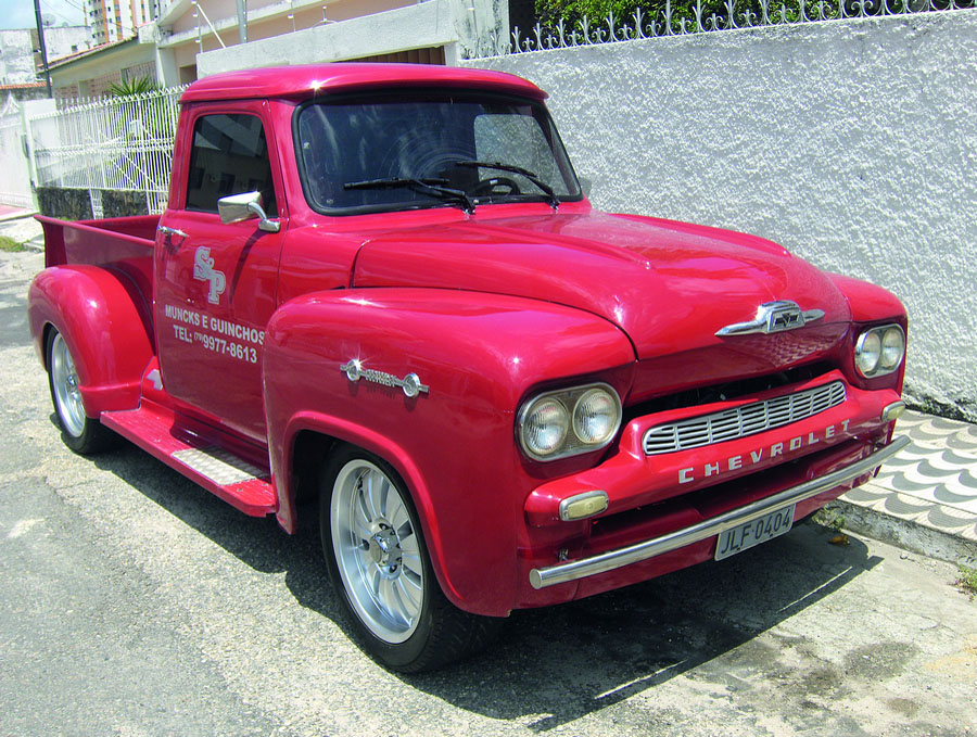 O Hot Rod do Eduardo Santos é um Chevrolet Brasil de 1962. Equipado com motor V8 diesel, direção hidráulica, ar condicionado e vidros elétricos, sai por R$ 55 mil. Tel.: (79) 9812-3070.