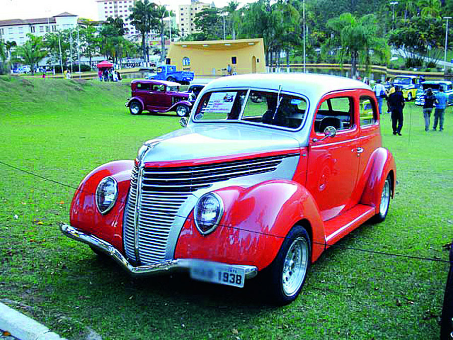 A cor laranja do Hot Rod do Gustavo chama a atenção. Trata-se de um Ford 1938 restaurado, com motor V8 e interior de couro cinza. Preço: R$ 65 mil. Tel.: (31) 8836-9733.