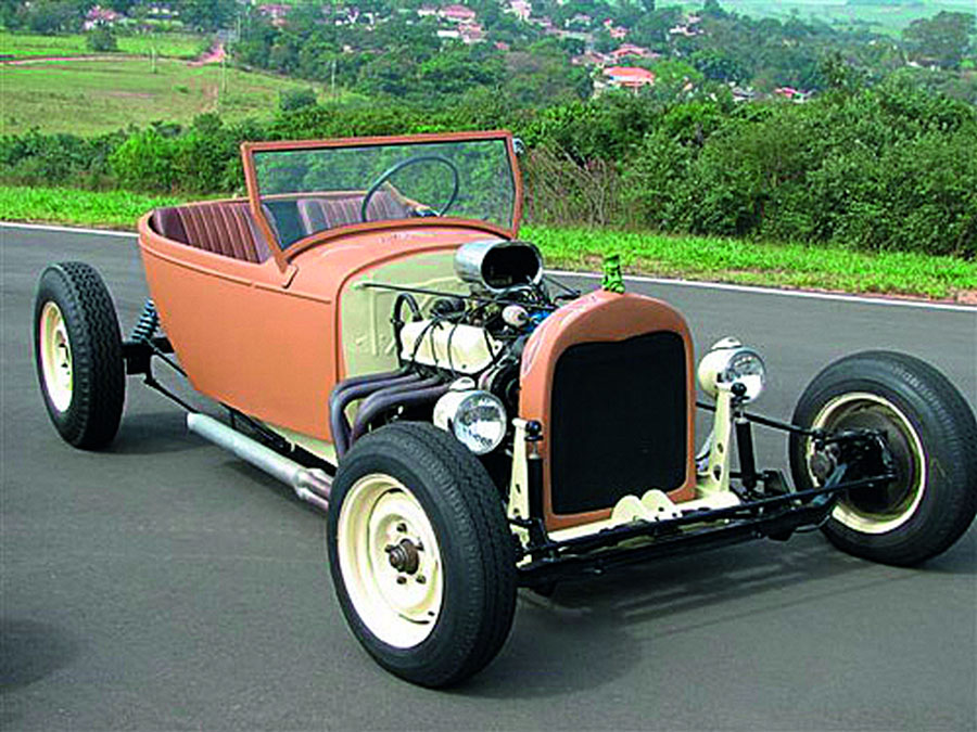 O T-Bucket Ford 1927 do Lobão já fez ponta em novela do SBT. O motor é um Ford 302 V8 e o câmbio é C4, automático. Com frente avançada, sai por R$ 48 mil. Tel.: (11) 4362-3346.