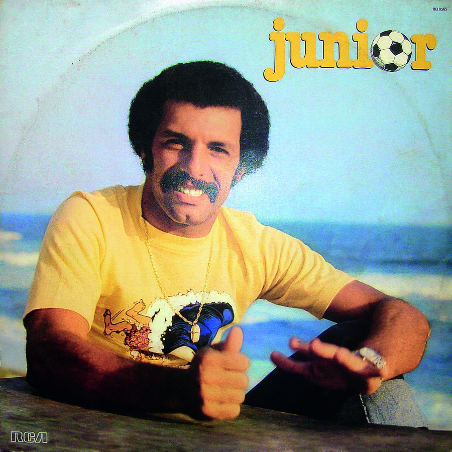 12 Em 1982 Junior vira cantor e embala a seleção canarinha com o hino “Povo Feliz”