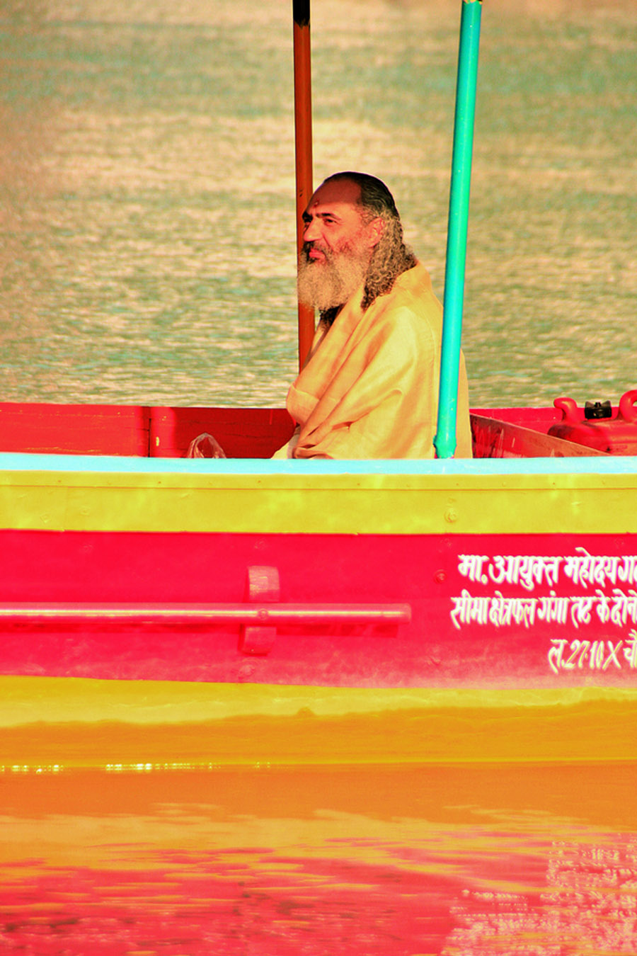 O guru abençoa um barco a pedido de um de seus devotos