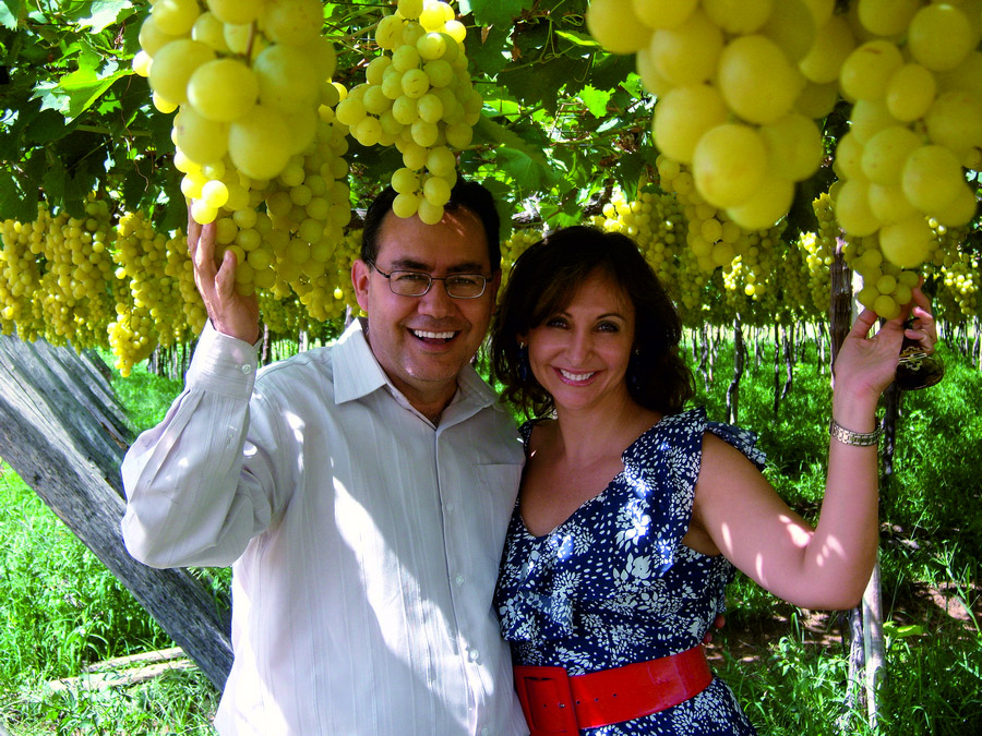 Augusto Cury e a mulher visitam uma vinícola de Petrolina (PE)