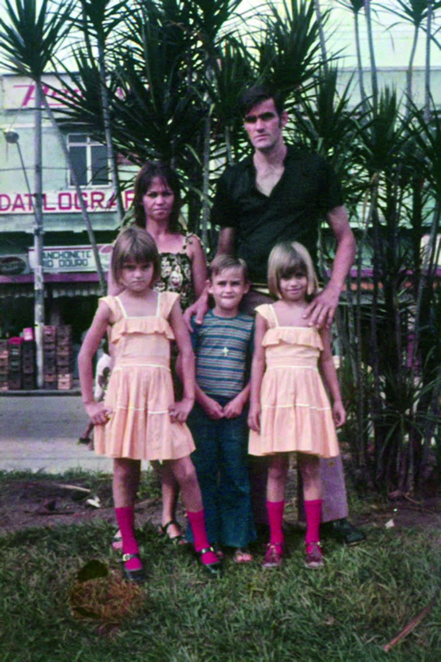 O pequenino Rogério, no centro, com seus pais e suas duas irmãs na infância feliz na baixada fluminense