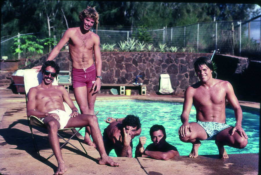 Dream Team no North Shore, 1981: Rico de Souza, Picuruta, Renan Pitanguy, Bocão e Otávio Pacheco na casa do fotógrafo Paul Gordinho Cohen