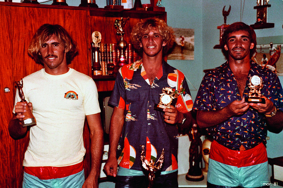 Os três irmãos ostentam os troféus e o visual do começo dos anos 80