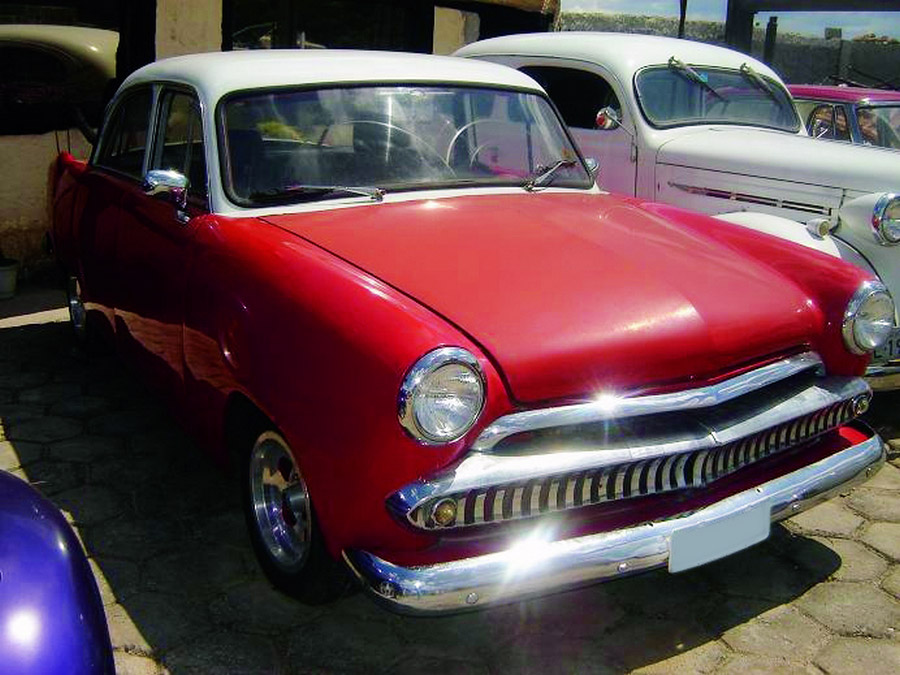 O Willys bicolor de Junior tem mimos como direção hidráulica, freio a disco, bancos de couro e rodas de magnésio de época. A burocracia da caranga está toda em dia. Vale R$22.000,00. Tel.: (11) 9741-2658