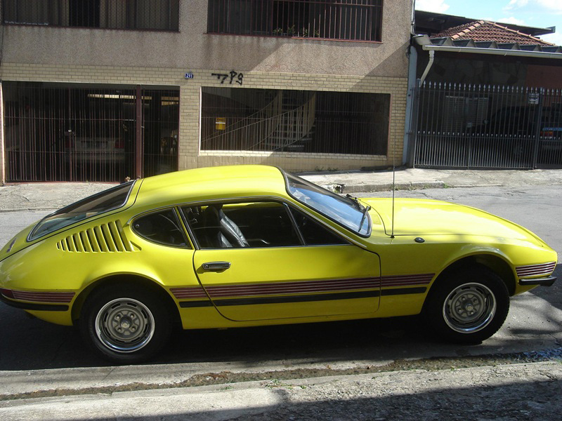 Rúbio tem um SP2 amarelo, difícil de resistir. Um raro exemplar de 1976, com placa amarela, todo original, inclusive a parte elétrica. Pode ir para sua garagem por R$ 23.000. Tel.: (11) 7889-4471