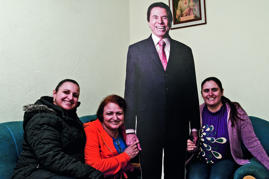 Dona Neide e as filhas recebem Silvio na casa que ganharam no Carnê do Baú