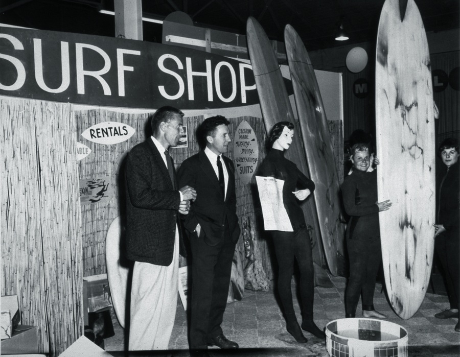 de terno e gravata (ao centro) nos anos 60, transformando o surf em indústria bilionaria