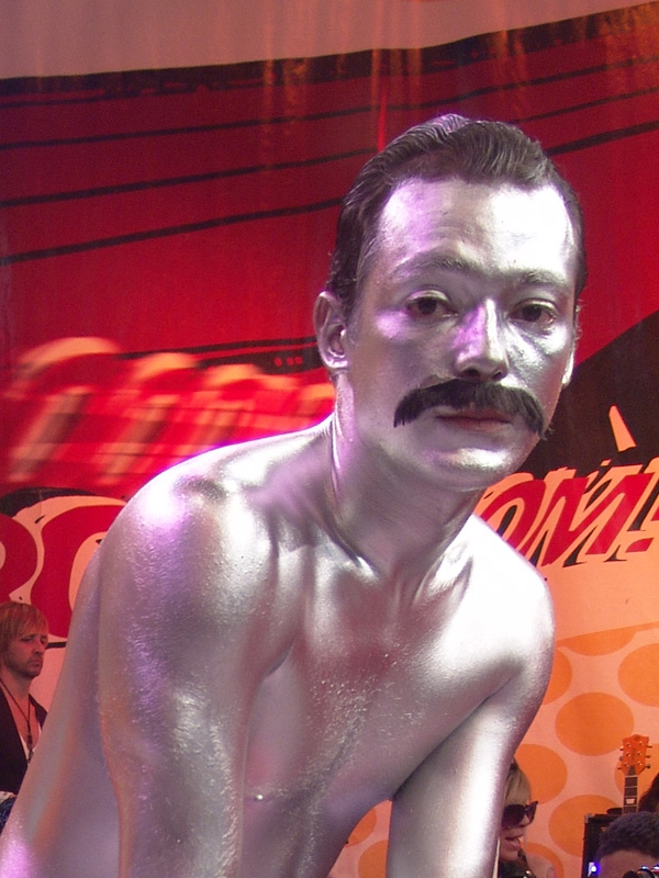 Freddie Mercury prateado, sua mais famosa invenção